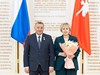 Губернатор вручил награду начальнику Суровикинского межрайонного отдела.