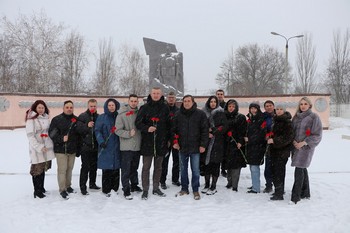 Специалисты филиала возложили цветы к памятнику войнам погибшим в Чечне.