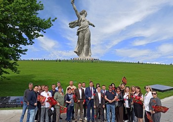 Сотрудники филиала в преддверии Дня Победы возложили цветы на Мамаевом кургане.